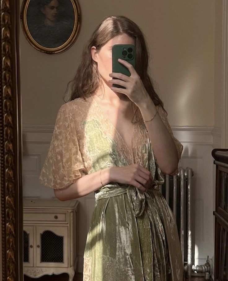 Antique Outfits, Modern Princess Aesthetic, Earth Tones Fashion, White Tie Event, Modern Princess, Fantasy Closet, Haircuts For Medium Hair, Princess Aesthetic, Style Outfits