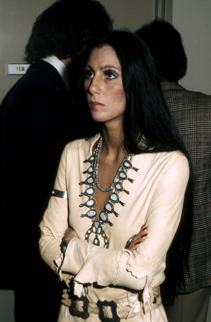 The singer Cher, 1967 Cher Hair, Young Cher, Cher Fashion, Cher Outfits, Cher Photos, Disco Queen, Charlotte Rampling, 70s Look, Native American Fashion