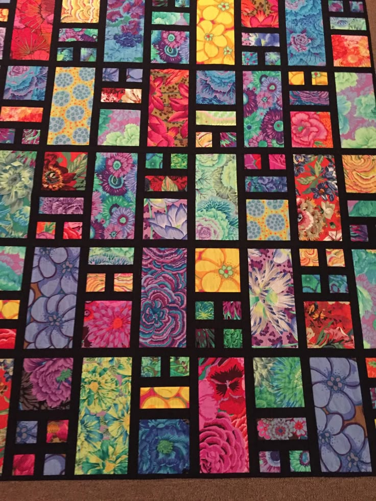 a quilt made with many different colored squares