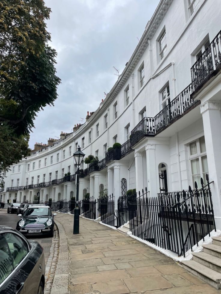 white London houses in Kensington. Old London Townhouse, North London House, London White Aesthetic, Stoke Newington London, Islington House, London Townhouse Interior, Location Aesthetic, White Stucco House, London Apartments