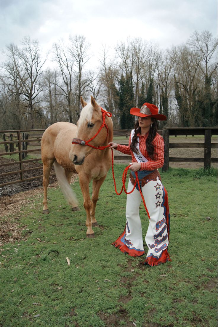 Rodeo Queen Outfits, Bling Horse Tack, Queen Outfits, Cowgirl Style Outfits, Team Goals, Western Lifestyle, Rodeo Queen, Rodeo Outfits, Country Women