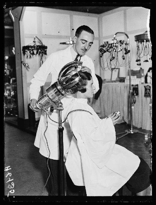 Barber Shop Pictures, Vintage Hair Dryer, Vintage Hair Salons, 2022 Summer Fashion, Lady Clothes, Hair Waver, Vintage Cosmetics, Woman Sitting, Sweet Lady