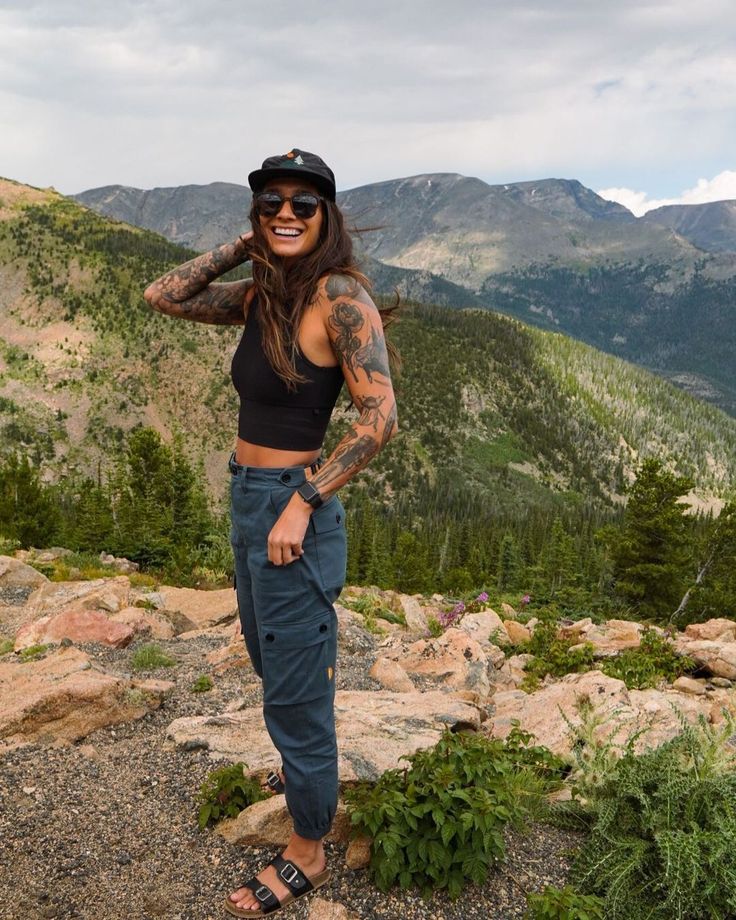 mmm • Instagram Gaper Day Outfit, Outfits For Extreme Heat, Denver Outfits Spring, Mountain Outfit Summer, Outdoorsy Style Summer, Outdoor Aesthetic Outfits, Relaxed Summer Outfits, Pnw Fashion, Hiking Date Outfit