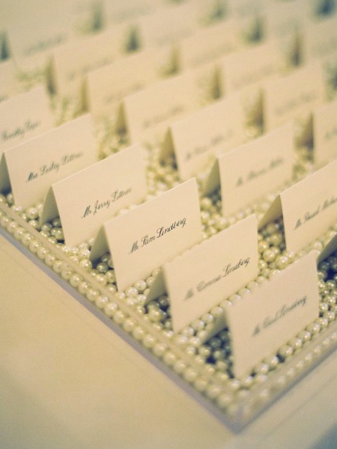 there are many place cards on the table