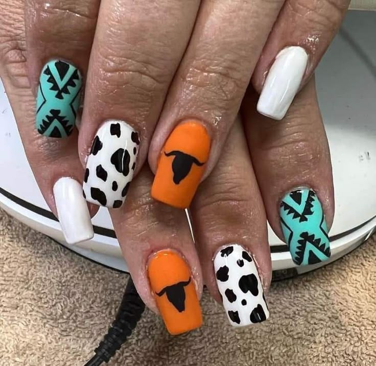 Jason Aldean Concert Nails, Nashville Tennessee Nail Ideas, Unquie Nail Ideas, Jason Aldean Nails, Cute Country Nails Short, Western Nails Orange, Texas Themed Nails, Koe Wetzel Nails, Bright Western Nails