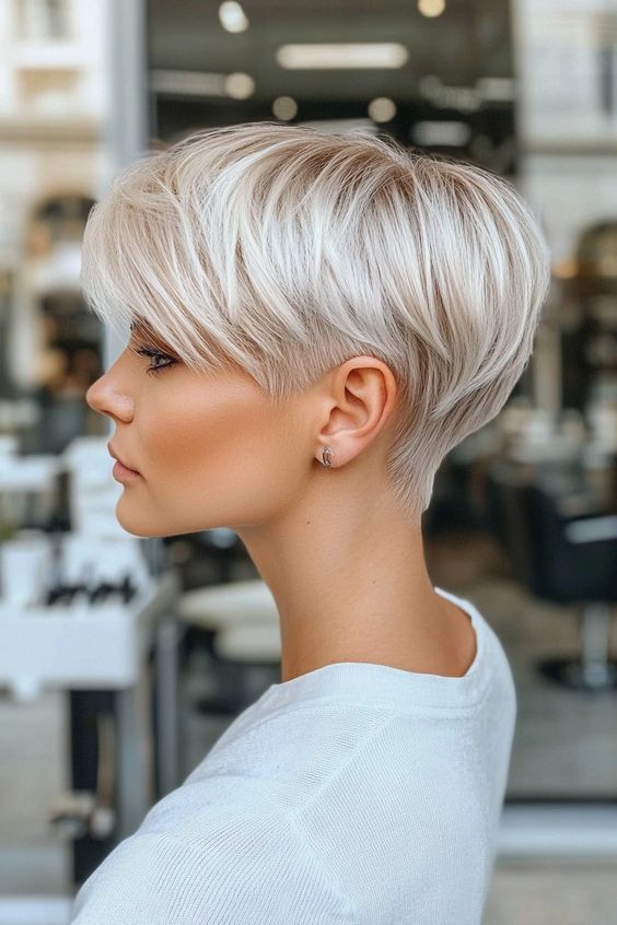 Discover the 39 best hairstyles for blondes! Perfect for showing off your blonde locks with style and flair. 💁‍♀️✨ #BlondeHair #HairInspo #BestHairstyles Hairstyles For Blondes, Stacked Inverted Bob, Inverted Bob Haircut, Short Haircuts Ideas, Short Pixie Hairstyles, Perfect Blonde Hair, Blonde Locks, Short Red Hair, Haircuts Ideas