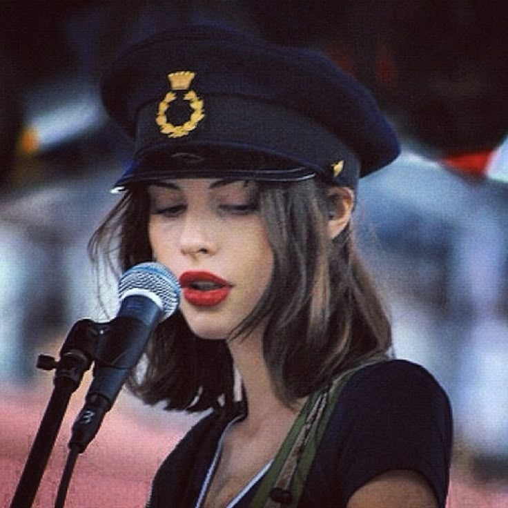 Charlotte Kemp Muhl - beauty inspiration for GLOWLIKEAMOFO.com Kemp Muhl, Hippie Rock, Military Haircut, Photographie Portrait Inspiration, Mode Inspo, Grunge Hair, French Girl, Rock Style, Beauty Inspiration