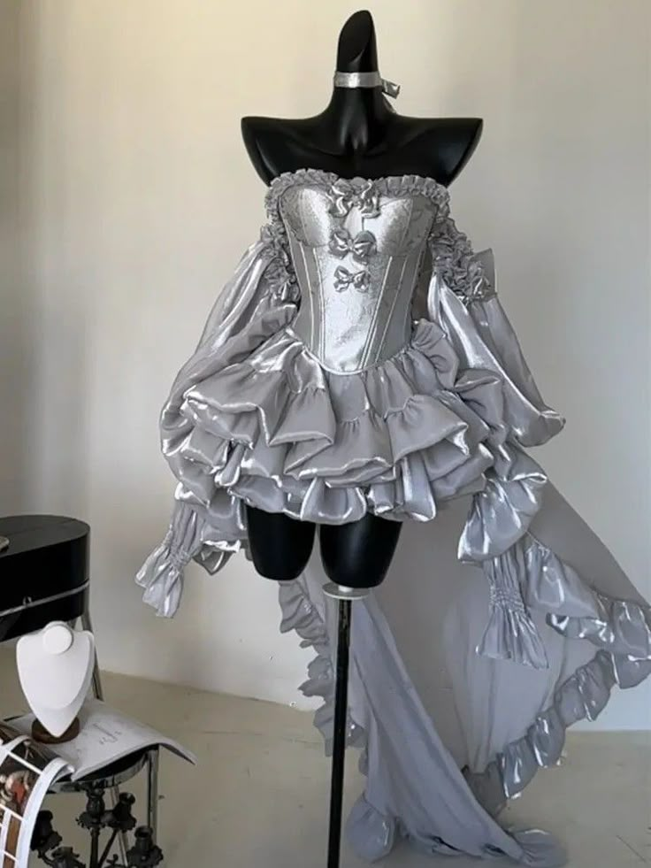 Masquerade Dress Aesthetic, Extravagant Outfits, Dress High Fashion, Train Skirt, Preformance Outfits, Cloth Design, 파티 드레스, Horror Movie Characters, Prom Dress Inspiration