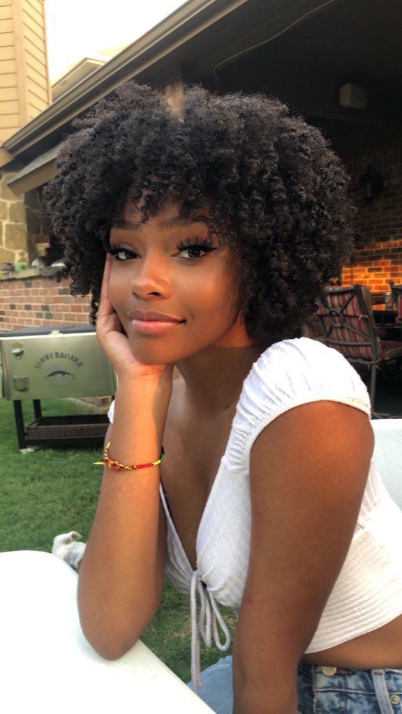 𝗠𝗘𝗟𝗔𝗡𝗜𝗡 𝗚𝗢𝗗𝗗𝗘𝗦𝗦 ✨✊🏾 on Twitter: "Sitting real pretty 🧚🏽‍♂️… " Pelo Afro, Dark Skin Beauty, 4c Hairstyles, Grunge Hair, Afro Hairstyles, Black Girls Hairstyles, Hair Goals, Beautiful Hair, Girl Hairstyles