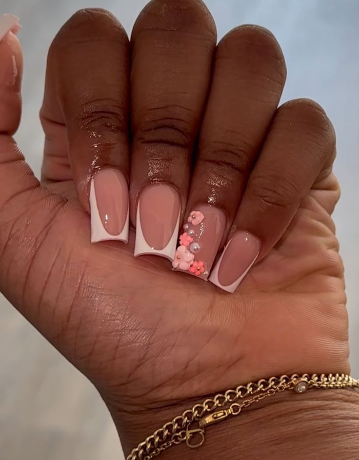 Gel Polish Nail Designs Pink, Shirt Nail Design Ideas, Square French Tip Nails With Design, Short Acrylic Nails Coquette, Short Set Nails, Nail Ideas Square Medium, Nail Ideas Vacation, Cute Short Square Nails With Charms, Short French Tip Nails With Design