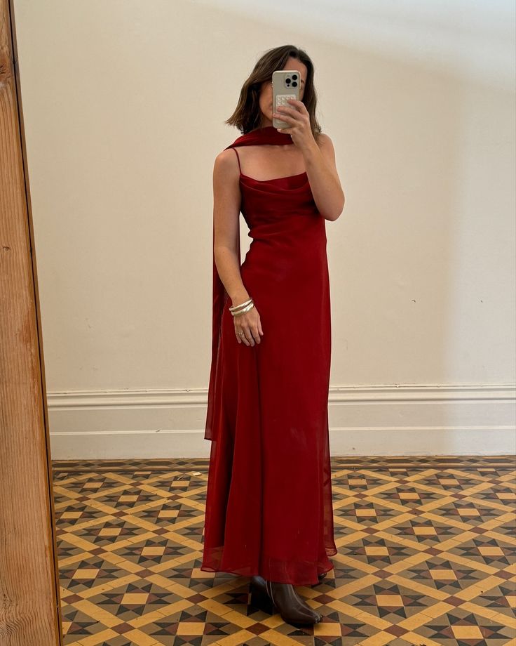 90s red spaghetti strap slip dress with skinny scarf 💄— Coming later today #vintage #90sdress #slipdress #skinnyscarf #vintagedress Classy Wedding Guest Dresses, 90s Slip Dress, 90s Prom Dress, Slip Dress Outfit, Red Spaghetti, Vintage Red Dress, Tight Dress Outfit, Red Slip Dress, Dress Spaghetti Straps