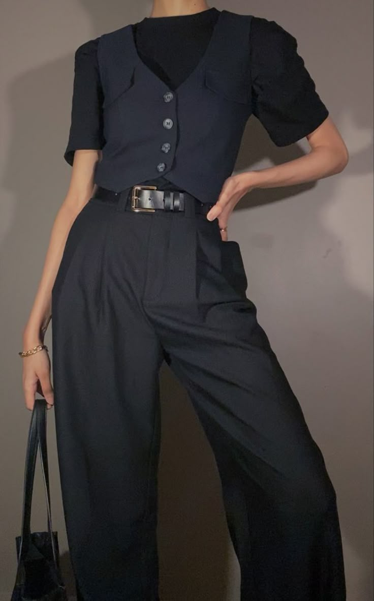 Dark Academia Trousers Outfit, Graduation Outfit Ideas Tomboy, Pants And Corset Outfit Elegant, Corset Dark Academia, Business Casual Vest Women, Elegant Masculine Outfit Women, Black Suit Vest Outfit Women, Black Vest Outfits For Women Work, College Professor Outfits