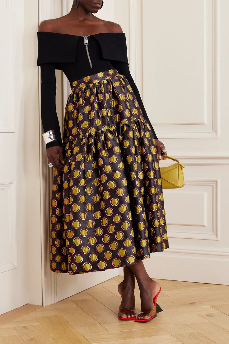 La DoubleJ's 'Oscar' skirt has a tiered shape for volume and movement - the thick fabric holds the A-line silhouette beautifully. It's made from jacquard woven with a gleaming 'Winter Sun' motif, which is also found on pants and a blazer this season. Style yours with a black sweater and metallic accessories. Long Skirt Winter, Jacquard Midi Skirt, Designer Skirt, Printed Blouses, Ball Skirt, Silk Maxi Skirt, Designer Skirts, Tiered Midi Skirt, Winter Skirt Outfit