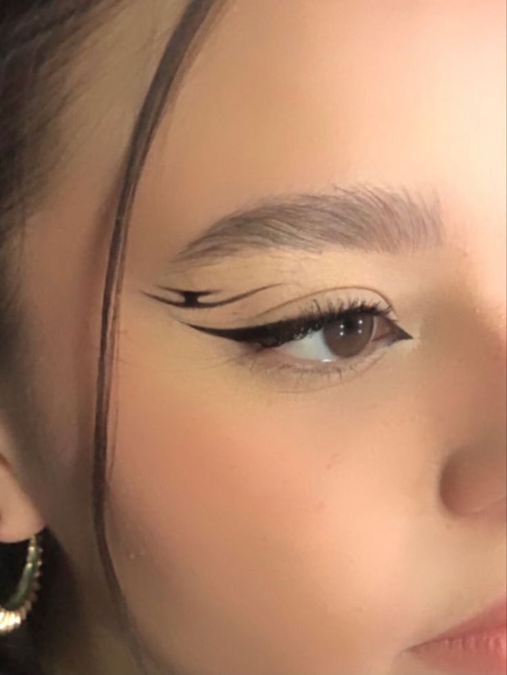 Green Graphic Liner Looks, Cool Graphic Eyeliner Looks, Rave Eyeliner Looks, Y2k Graphic Eyeliner, Simple Graphic Liner Hooded Eyes, Eyeliner Looks Aesthetic, Cute Graphic Eyeliner, Rave Eyeliner, Crazy Eyeliner Looks