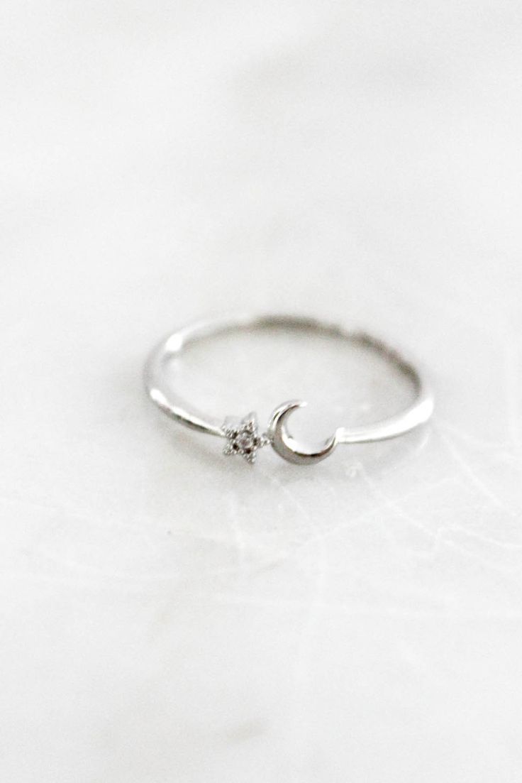 Que lindo!❤lua e estrela Oval Cut Diamond Engagement Ring, Moon And Star Ring, Minimalist Engagement Ring, Cute Rings, Halo Diamond Ring, Girly Girl, Bridal Rings, Cute Jewelry, Unique Rings