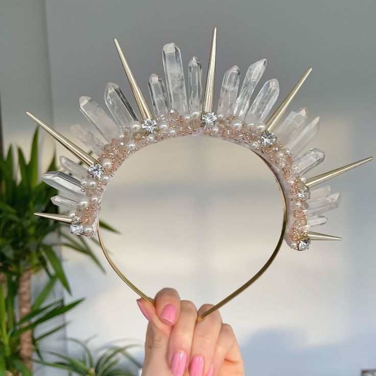 👑 Stunning clear quartz crystal halo headband.  With gold spikes, ivory pearls, gold beads and jewels.  On a gold alice band 👑 Fairy Elf Costume, Resin Business Ideas, Dusk Wedding, Elf Tiara, Tiara Hair, White Rose Flower, Headpiece Diy, Flower Crown Hairstyle, Jungle Baby Shower Theme