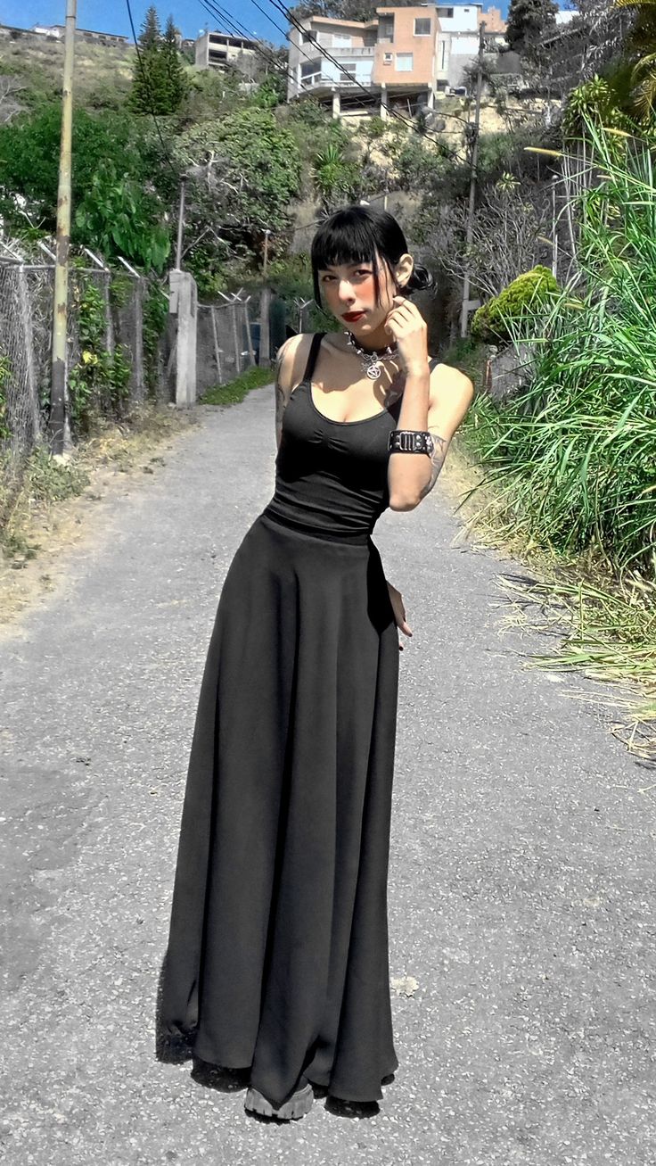 Gothic Vintage Fashion, Gothic Long Skirt Outfit, Black Dress Outfit Goth, Black Maxi Skirt Outfit Goth, Long Black Skirt Goth Outfit, Summertime Goth Outfits, Summer Goth Clothes, Cute Goth Summer Outfits, Simple Goth Outfit Summer