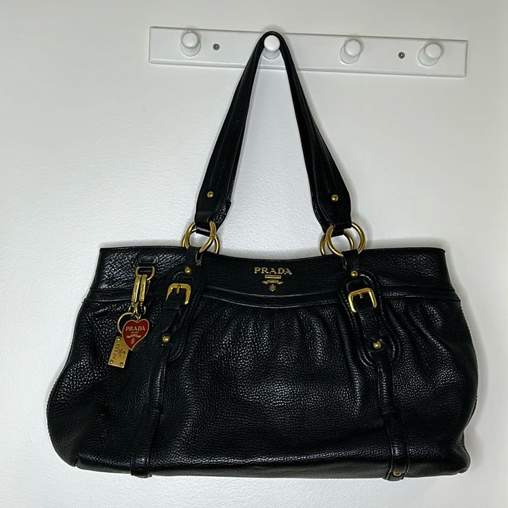 Vintage Prada Shoulder Bag, Designer Bags 2024 Trends, Black Vintage Bag, Black Leather Bag Outfit, Prada Vintage Bag, Vintage Prada Bag, Vintage Prada, Black Leather Bag, Bags Vintage