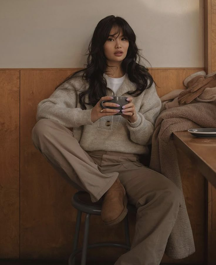 Cafe Shop Outfit, Coffee Shop Barista Outfit, Modern Dark Academia Outfit, Winter Astethic Outfit, British Fall Outfits, Vintage Librarian Aesthetic, Coffee Shop Outfit Winter, Frazzled English Woman Aesthetic Outfits, Cute Movie Theater Outfits