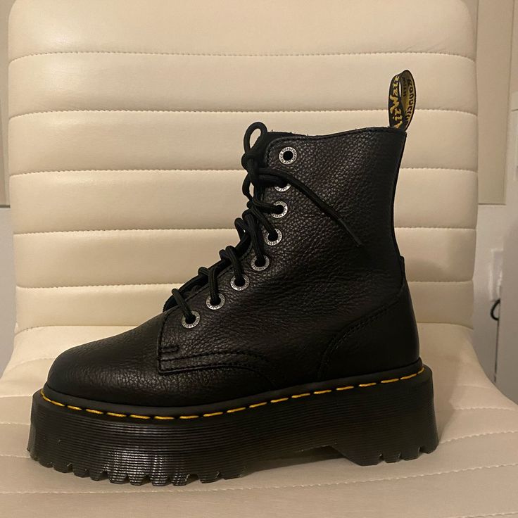 Our Smash Hit Jadon Boot Never Stops Evolving. An Amped-Up Evolution Of The Original Docs Boot, This Season’s Rework Sees One Of Our Bestsellers Reimagined In A Softer Pisa Leather. Standing On A Towering 2 Inch Sole, It’s Unmistakably A Docs Boot With Stand Out Yellow Stitching And Black And Yellow Heel Loop. Finished With A Side Zip For Easy On/Easy Off Accessibility. A Fearless Evolution Of Our 8-Eye Boot Elevating The Silhouette To Unmissable New Heights. Stand Taller. Feel Bolder Pisa Is A Dr Marten Jadon, Doc Martens Combat Boots, Leather Combat Boots Women, Black Patent Boots, Jadon Boots, White Leather Boots, Black Leather Combat Boots, Brown Combat Boots, Platform Combat Boots