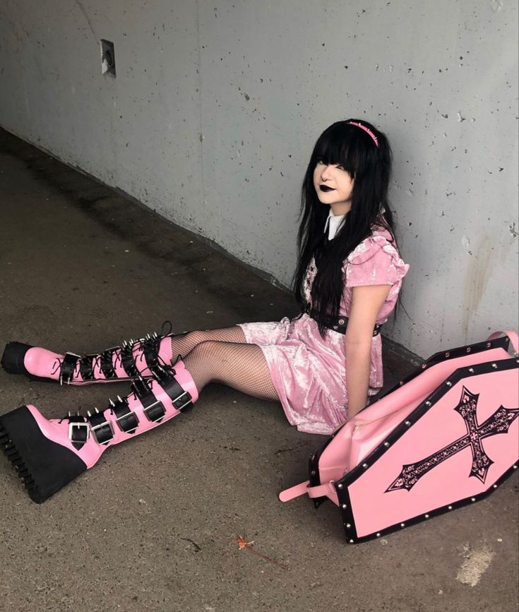 Pastel Goth Photoshoot, Pink Goth Outfits Pastel Grunge, Pink Emo Clothes, Pink Black Outfit Aesthetic, Girly Alt Outfits, Goth Pink Outfit, Pink Vampire Outfit, Pink Gothic Outfits, Pink Trad Goth