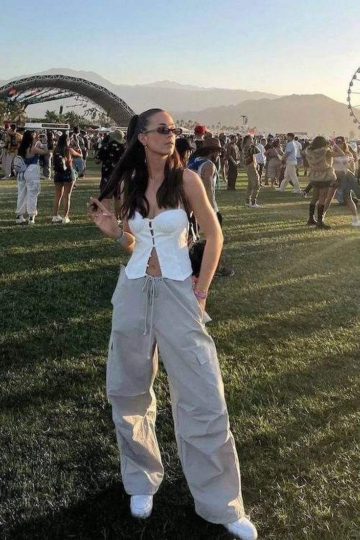 Athleisure Festival Outfit, Concert Outdoor Outfit, Lost In Dreams Rave Outfit, 2024 Coachella Outfit, Osheaga Outfit 2024, Lollapalooza Outfit Ideas 2024, Lawn Concert Outfit Summer, Lollapalooza Chicago Outfits, Music Outfits Festival