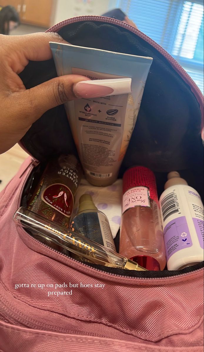 School Hygiene, Hygiene Bag, School Backpack Essentials, Pretty School Supplies, Bath N Body Works, School Bag Essentials, Backpack Essentials, Inside My Bag, Body Hygiene