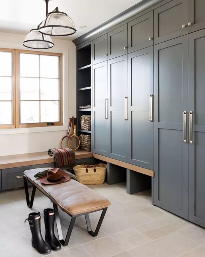 a bench sitting in the middle of a room with lots of cupboards on it