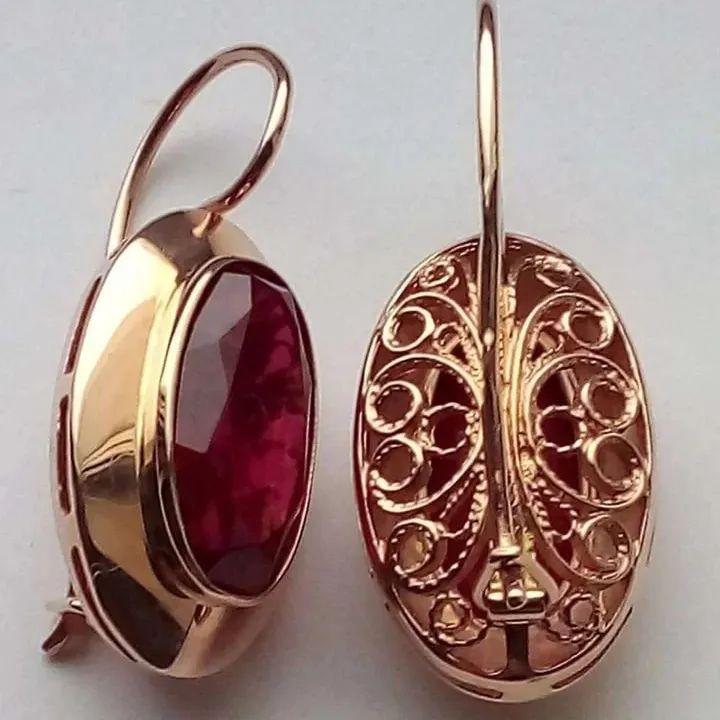 Rare 14K Earrings Red Ruby Stone USSR 583 Rose Gold  Soviet Retro Russian Women's jewelry Vintage gift for woman and girl On the reverse side is a beautiful openwork filigree. Base Metal: Gold 14K (Russian Hallmark: 583 Star with Sickle and Hammer) Base Stone:  Ruby LAB (corundum) Manufacturer Country: USSR Soviet Union Russia, Sverdlovsk Jewelry Factory, 1979 Total weight: 8.89 g. Delivery time 2-3 weeks. Enjoy your shopping! Russian Jewelry, Resin Bracelet, Gold Jewellery Design Necklaces, Gift For Woman, Jewelry Lookbook, Ruby Stone, Earrings Red, Jewelry Design Necklace, Royal Jewelry