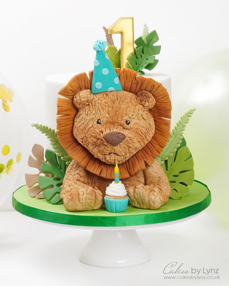 Jungle Lion cake decorating tutorial Lion Cake, Sunflower Cupcakes, Showstopper Cakes, Dummy Cake, Jungle Lion, Decorating Videos, Cake Youtube, Animal Cake, Cake Decorating Videos