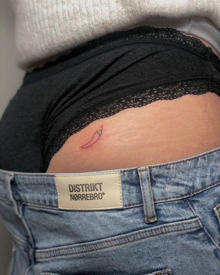 a woman's stomach with a label on it that says district morrebro