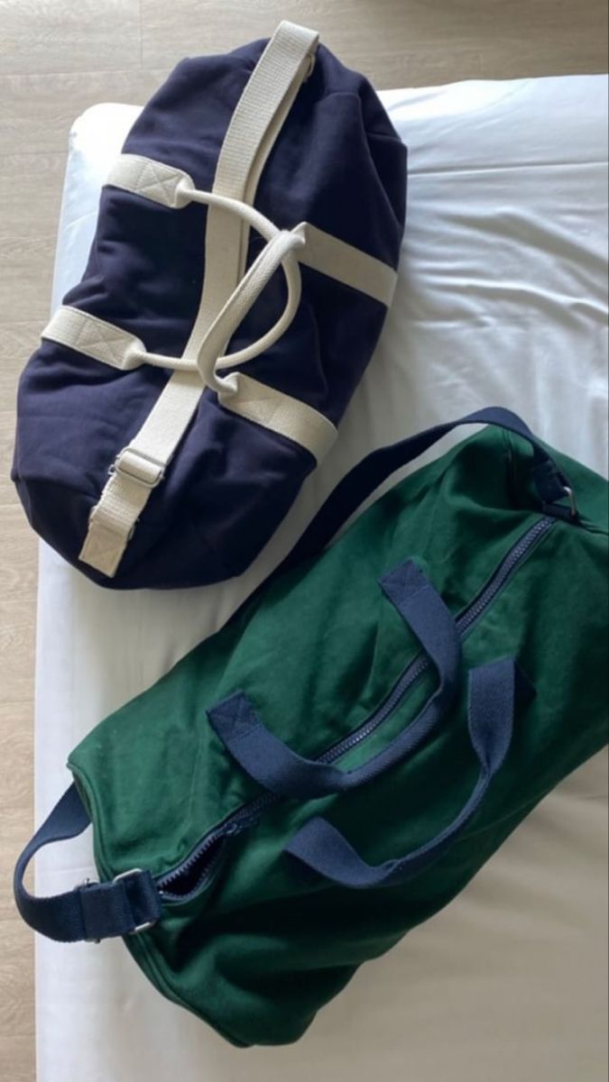 Duffel Bag Travel Packing, Aesthetic Duffel Bag, Aesthetic Duffle Bags, Duffel Bag Aesthetic, Duffle Bag Aesthetic, Packing Backpack, Checklist Travel Packing, Airport Bag, Backpacking Bag