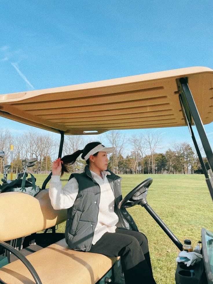 Golf Course Worker Outfit, Cold Golf Outfit Women Winter, Spring Golf Outfits Women Cold, Women’s Winter Golf Outfit, Golf Winter Outfit Women, Warm Golf Outfit Women, Cold Golf Outfit Women, Golf Outfits Women Cold, Top Golf Outfit Winter