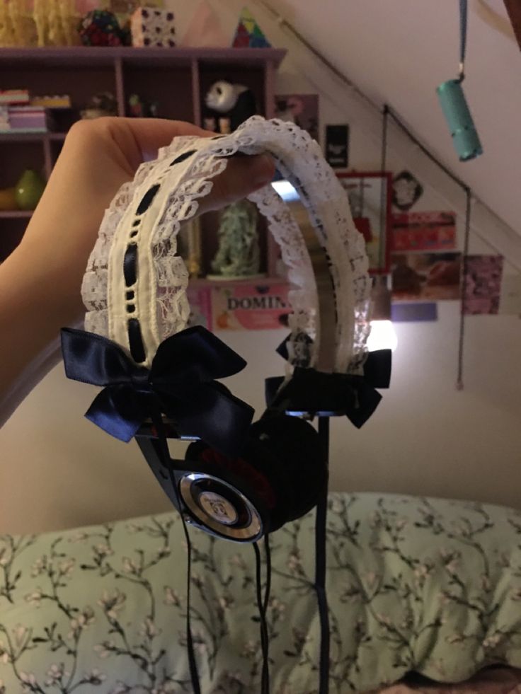 Headphone Add Ons, Custom Headphones Diy, Decoden Headphones, Weird Headphones, Headphones Diy Decorate, Headphone Decoration Ideas, Diy Headphones Decoration, Funky Headphones, Porta Pros