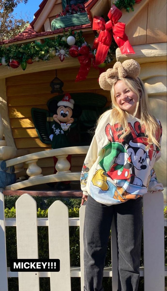 Disney In Christmas Outfit, Cute Disney Fits Winter, Trendy Disneyland Outfits, Disney Fits Aesthetic Winter, Christmas In Disney World Outfits, Holiday Disney Outfits, Cold Disneyland Outfit, Disney Outfits November, Disneyworld Christmas Outfit