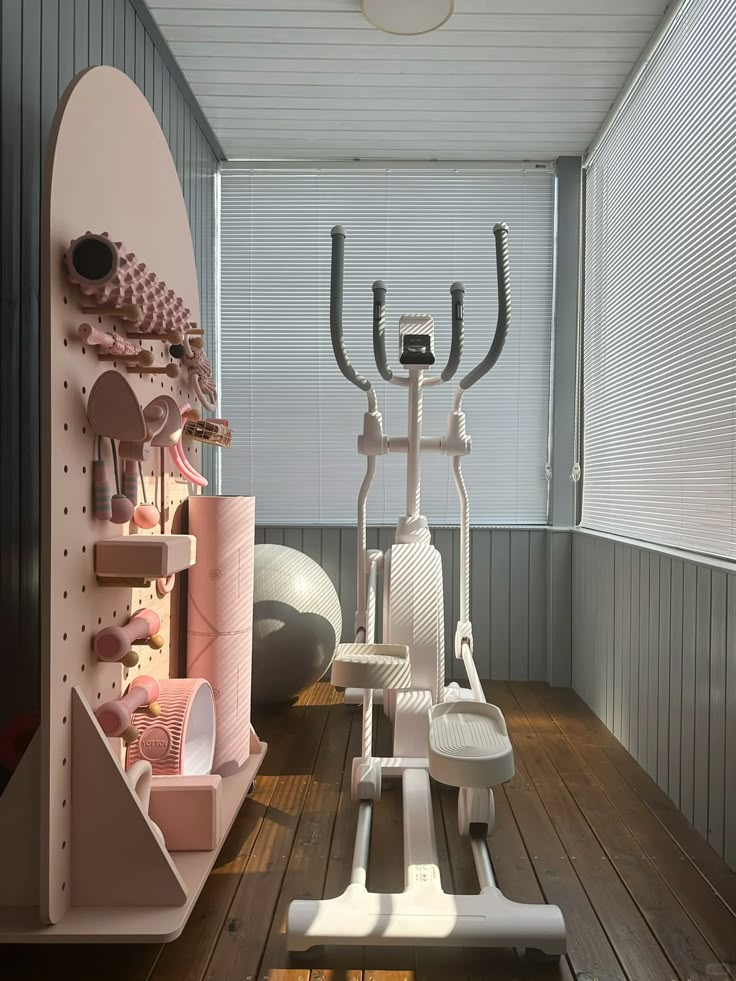 there are many different types of exercise equipment in this room