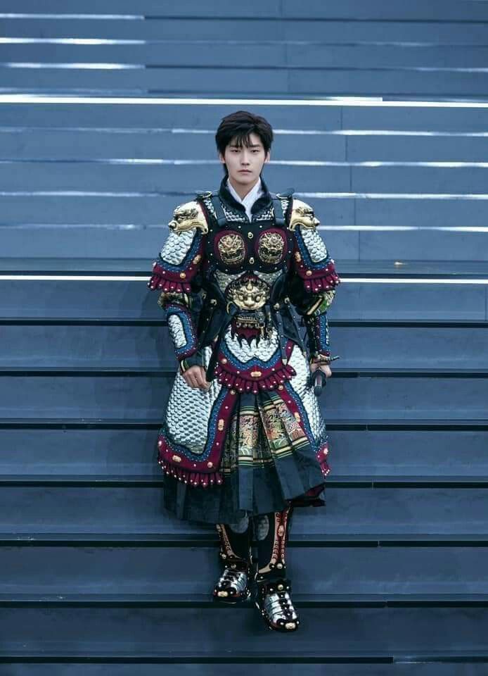 Chinese Traditional Dress Men, Chinese Outfits Traditional, Chinese Fashion Men, Chinese Armor, C Drama, Chinese Traditional Dress, Concept Clothing, Fantasy Costumes, Loose Outfit