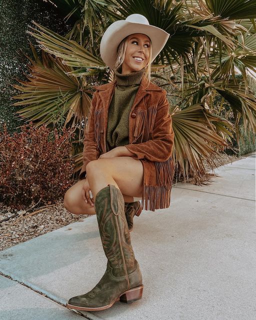 Green Western Boots Outfit, Western Vintage Aesthetic Outfits, Lane Boots Outfit, Green Boot Outfit, Green Western Outfit, Olive Green Boots Outfit, Green Cowboy Boots Outfit, Boots Style Outfit, Spring Western Outfits