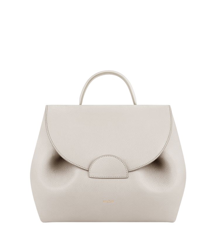 Polène’s first design, the “Numéro Un”, is instantly recognizable thanks to the blended curves and folds that give the model its signature shape. Polene Bag, Chalk Bags, Stylish Celebrities, Bag Shop, Day Bag, Pearl Drop Earrings, Leather Items, Pearl Drop, One Design