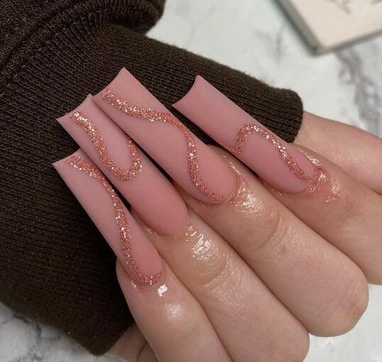 Matte pink nail polish with glittery rose gold swirls on super long square acrylic nails New Year Nails, Matte Pink Nails, Summer Nail Ideas, Simple Acrylic Nails, Rose Gold Nails, Glow Nails, Long Acrylic Nails Coffin, Ring In The New Year, Acrylic Nails Coffin Pink