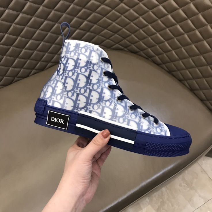 The B23 high-top Dior Oblique sneakers are a stylish interpretation of classic sneakers. The high-top upper is made of the iconic blue Dior Oblique blue canvas, with an innovative transparent mesh shell that highlights the printed internal space. The navy blue tie is matched with the navy blue back ring, the navy blue rubber sole is decorated with deconstruction and patchwork details, and the outer foot has a "Dior" logo. Blue High Tops, White High Tops, Women Men Shoes, Low Top Sneakers, Gucci Bags, Chandigarh, Men Shoes Size, Drop Shipping, Letter Logo