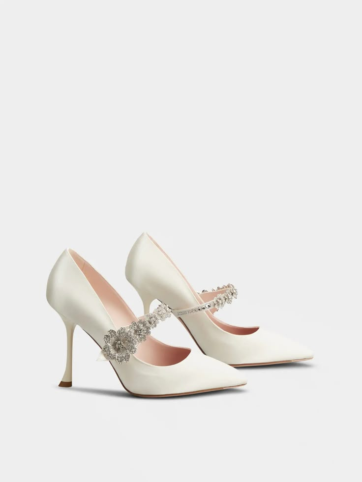 Roger Vivier Shoes, Jeweled Bag, Expensive Shoes, Bouquet Flower, White Woman, London Shoes, Cute Heels, Brown Handbag, White Pumps