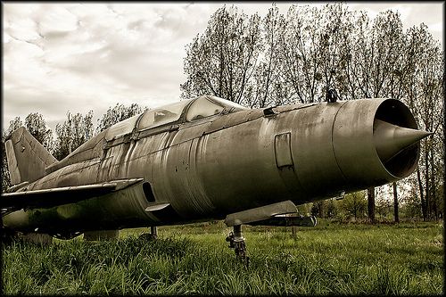 an old airplane is sitting in the grass