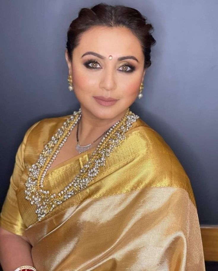 Blouse Necklace, Rani Mukherji, Twenties Style, Dusky Skin, Indian Dress Up, Rani Mukherjee, Latest Silk Sarees, Golden Saree, Bridal Anklet