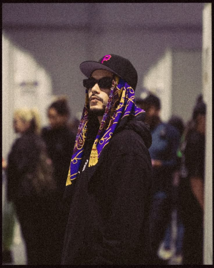 Moto Wallpaper, Scarf Outfit Men, Bandana Outfit, Headwear Fashion, Bandanas Men, Art Hoodie, Scarf Outfit, Bandana Styles, Street Style Outfits Men