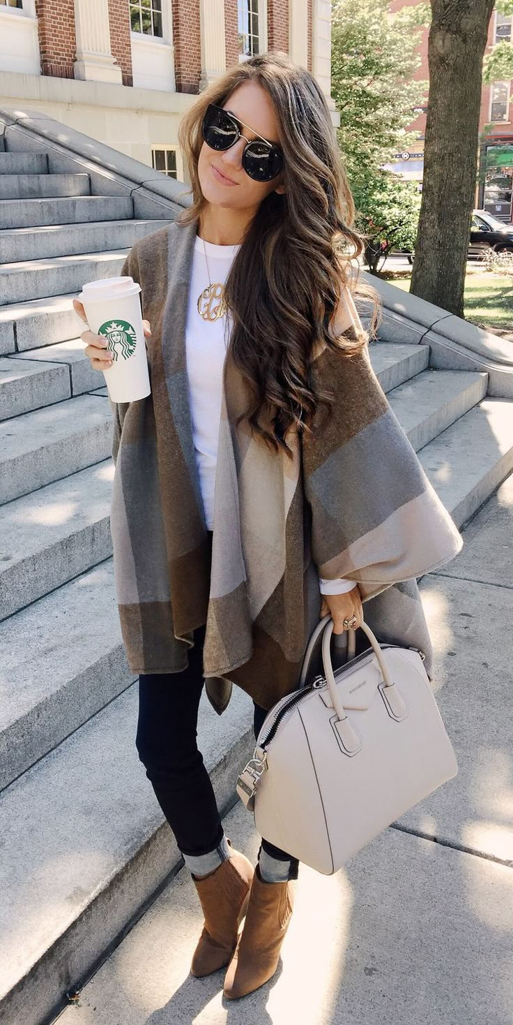 15 Looks de invierno para vestir cómoda sin dejar de lucir elegante y chic en días de frío | OkChicas Scarf Outfit Winter, How To Wear A Blanket Scarf, Pretty Winter Outfits, Perfect Winter Outfit, Trendy Outfits Winter, Scarf Outfit, Mode Casual, Cute Winter Outfits, Winter Trends