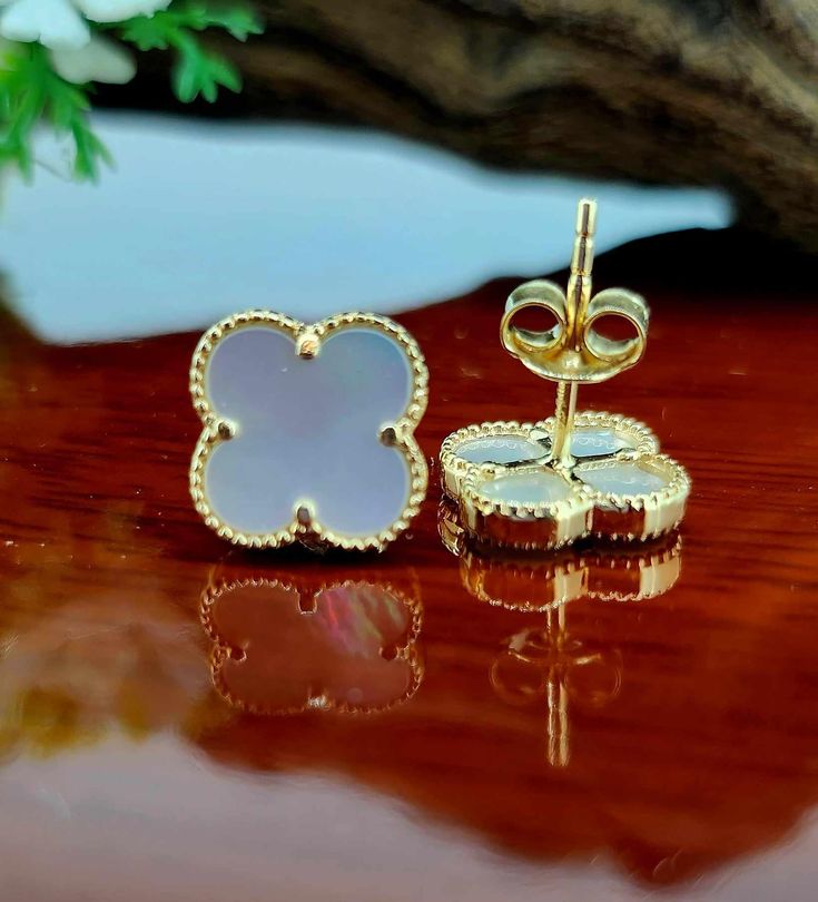 Trébol Earrings with white synthetic stone in 14k gold these earrings are ideal for women optional for kids. They come with butterfly locks, giftbox included  Aretes de trebol en oro 14k con piedra synthetica estos aretes son ideal para mujer opcional para ninas. vienen con un seguro de mariposa. incluimos una cajita de regalo Butterfly Locks, Clover Earrings, Four Leaves, Four Leaf, Leaf Clover, Four Leaf Clover, A Butterfly, Jewelry Earrings Studs, Favorite Jewelry