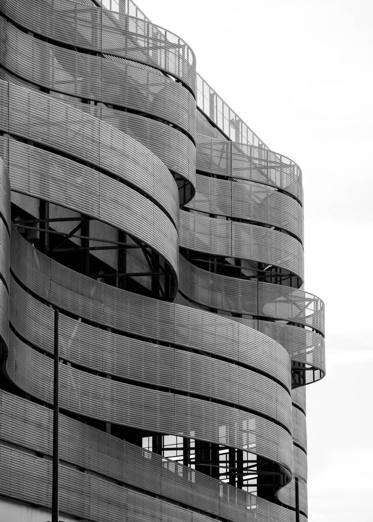 a black and white photo of a modern building