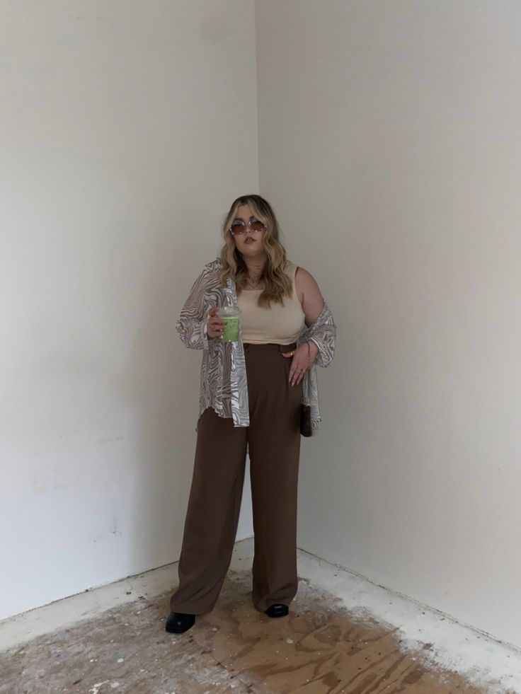 cute plus size out. Size 14. Size 16. Brown trousers ans a cream top. Oversized funky print button up top. Brown Jeans Outfit Plus Size, Brown Pants Outfit Plus Size, Trousers Outfit Plus Size, Plus Size Neutral Outfit, Palazzo Pants Outfit Casual, Brown Trousers Outfit, Brown Jeans Outfit, Outfit Inspo Plus Size, Style Development