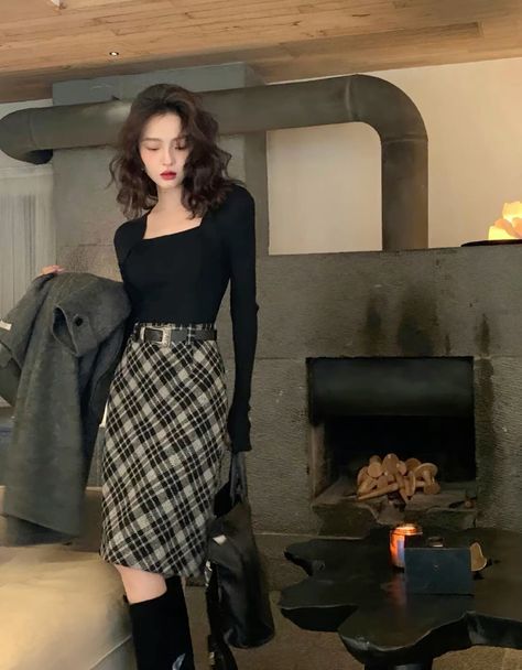 Classy Midi Skirt Outfits, Rainy Day Dress Outfit Spring, Fashion Intern Outfit, Vintage Office Wear, Officecore Outfit, Hot Librarian Style, Dark Classy Aesthetic Outfits, Romantic Essence Outfits, Soft Dramatic Kibbe Outfit